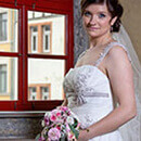 eine Braut im Museum am Fenster in Zeulenroda